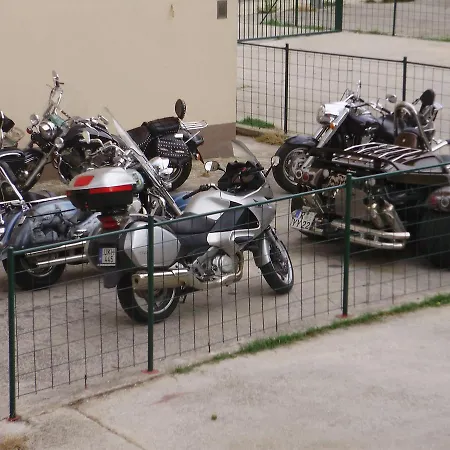 Blue Frog Konukevi 3*